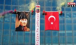 Antalya'da JAK timi, halatla sarktıkları 64 metre yükseklikte Türk bayrağı açtı