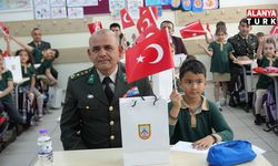 Antalya'da minikler ilk mektuplarını Mehmetçiğe yazdı: "İyi ki varsın"