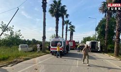 Antalya'da iki kamyonet çarpıştı: 2 yaralı