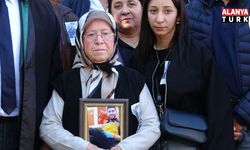 Duruşmaya oğlunun portresiyle gelen anne: "Ne olur bir an önce ceza verin de buralara gelmeyeyim"