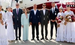 Almatı'dan Gazipaşa-Alanya Havalimanına ilk uçak seferi "su takı" seremonisiyle karşılandı