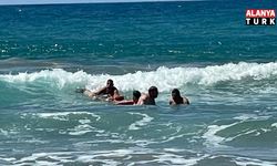 ALANYA İNCEKUM PLAJIN'DA CAN PAZARI BİR KİŞİ HAYATINI KAYBETTİ, BİR KİŞİ SON ANDA KURTARILDI