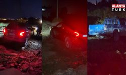 Kapatılan turizm yolundaki bariyerler kaldırılınca araçlar çukura düştü