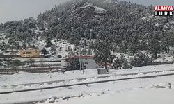 ALANYA YAYLALARINDA KAR SÜRPRİZİ: KAPLANHANI VE GÖKBEL DE BEYAZA BÜRÜNDÜ!
