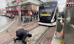 Tramvayın altına giren yavru kedi görevlileri alarma geçirdi