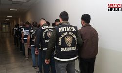 Kendilerini emniyet müdürü olarak tanıtıp 50 milyon TL'lik vurgun yaptılar