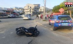 Otomobille çarpışan motosiklettekiler metrelerce savruldu: 2 ağır yaralı