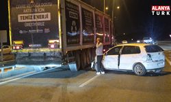 Seyir halindeki otomobil bariyerlere çarptı: 2 yaralı