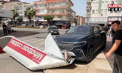 Önce otomobile ardından dev tabelaya çarptı, o anlar kameraya yansıdı