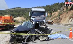Mermer yüklü TIR’la kafa kafaya çarpışan otomobildeki çift hayatını kaybetti