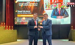 Yusuf Yılmaz, 'Altın Meşale Yılın Eğitim Yöneticisi Ödülü'ne layık görüldü