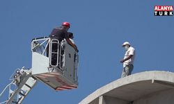 Alanya'da çatıya çıkan şahıs ekipleri alarma geçirdi