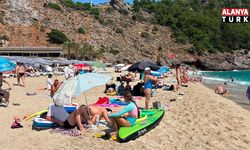 Alanya'da hava 32, deniz 26 dereceyi gördü, turistler sahillere akın etti