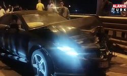 Alkollü sürücü bariyerlere çarptı, köprülü kavşak trafiğe kapandı