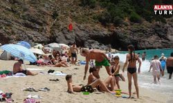 Alanya'da hava sıcaklığı 30 dereceyi gördü, turistler sahile koştu