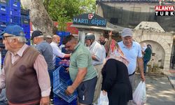 Halde alıcı bulamadığı 4 ton domatesi vatandaşlara ücretsiz dağıttı