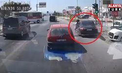Emniyet şeridinden gelip genç kıza çarptı, o anlar araç kamerasında