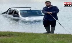 Göletten geçmek isterken aracıyla mahsur kaldı, yardımına arkadaşları yetişti