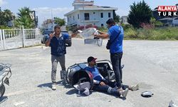 Kaza yapan mesai arkadaşlarını güneşten korumaya çalıştılar