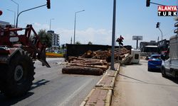 Kamyon kavşağa girerken devrildi, tomruklar yola savruldu