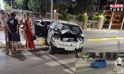 Manavgat'ta iki otomobil çarpıştı, sürücüler kazayı yara almadan atlattı