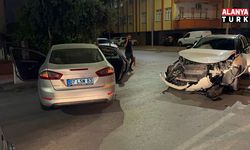 Manavgat'ta otomobiller çarpıştı: 4 yaralı