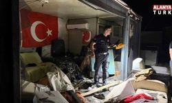 Direğe çarpan otomobilin motoru fırlayıp işçilerin kaldığı barakaya uçtu: 1 ağır yaralı