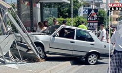 Alanya’da otomobil durağa daldı: 1 ağır yaralı