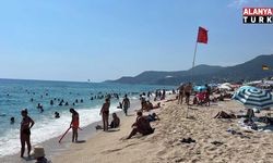 Alanya'da turistler sahillere akın etti
