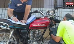Polisi karşısında görünce motosikleti bırakıp kaçtı