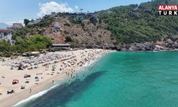 Alanya'da sahile akın ettiler