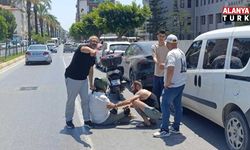 Elektrikli otomobille çarpışan motosikletli yaralandı
