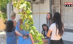 Yangını haber alınca koşarak geldi, vatandaşların apartmandan çıkardığı kızına sarıldı
