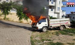 Alanya'da park halindeki kamyonette çıkan yangın söndürüldü