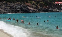 Kleopatra Plajı turistlerle doldu taştı