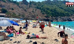 Alanya'da tatilciler deniz ve güneşin tadını çıkardı