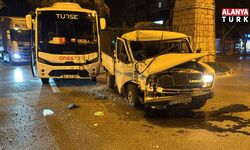 Alanya’da kamyonet ile midibüs çarpıştı: 1 yaralı