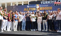 Kırkpınar başpehlivanı Erkan Taş'a Antalya'da coşkulu karşılama