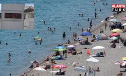 Termometrelerin 43 dereceyi gösterdiği Antalya'da sahiller doldu