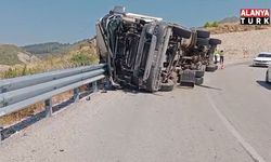 Antalya-Konya yolunda devrilen tırın sürücüsü yaralandı