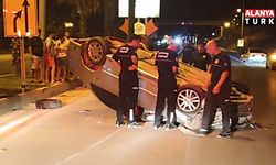 Önündeki motosiklete çarpmamak için direksiyonu kırdı, takla attı