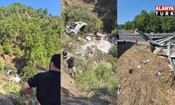 Kumluca'da şarampole devrilen kamyon şoförü hayatını kaybetti