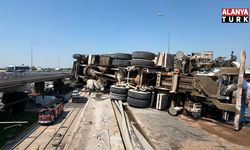 Beton pompası kamyonu bariyerlere çarpıp yan yattı
