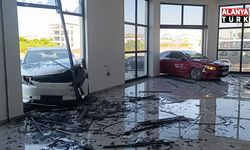 Çarpışan otomobiller hızını alamayıp iki ayrı kapıdan iş yerine girdi o anlar güvenlik kamerasına yansıdı