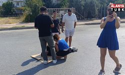 Otomobil motosiklete çarptı, otomobildeki yolcu yaralıyı bırakıp gazeteciyle uğraştı