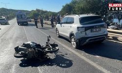 Alanya’da motosiklet otomobile çarptı: 2 ağır yaralı