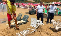 Alanya'da dev dalgalar şezlongları kuma gömdü