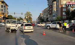 Alanya’da kavşakta kaza: 3 yaralı