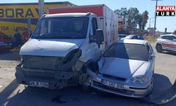 Kamyonet ile otomobilin çarpışma anı kamerada: 2 yaralı