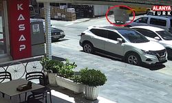 Kontrolden çıkan çöp konteyneri caddeye dalıp araca çarptı: O anlar kamerada